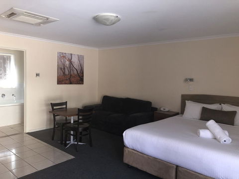 Clare Central - Accommodation Whitsundays 4