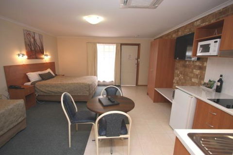 Clare Central - Accommodation Whitsundays 38