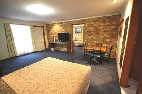 Clare Central - Accommodation Whitsundays 13