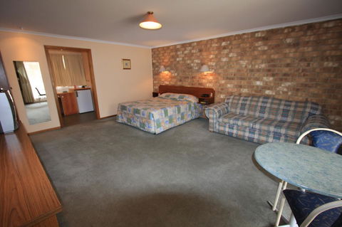 Clare Central - Accommodation Whitsundays 8