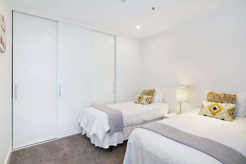 Beachside Luxury & Comfort, Ocean Views In Glenelg - Accommodation Whitsundays 17