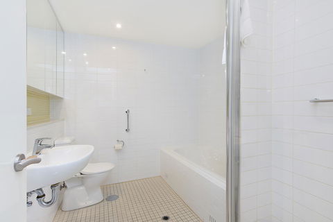 Beachside Luxury & Comfort, Ocean Views In Glenelg - Accommodation Whitsundays 19