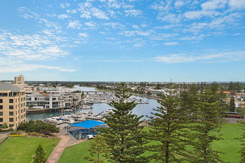Beachside Luxury & Comfort, Ocean Views In Glenelg - Accommodation Whitsundays 4