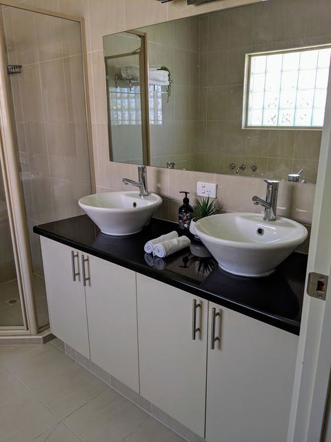 Ochre Point Beach House On Moana Seafront - Accommodation Whitsundays 10