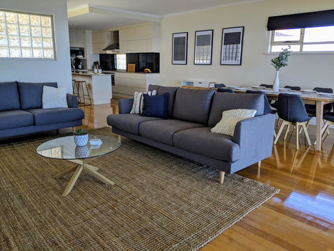 Ochre Point Beach House On Moana Seafront - Accommodation Whitsundays 1