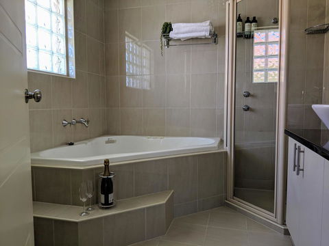 Ochre Point Beach House On Moana Seafront - Accommodation Whitsundays 9
