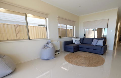 Ochre Point Beach House On Moana Seafront - Accommodation Whitsundays 15