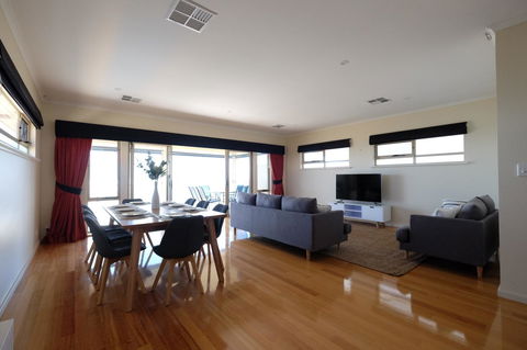 Ochre Point Beach House On Moana Seafront - Accommodation Whitsundays 5