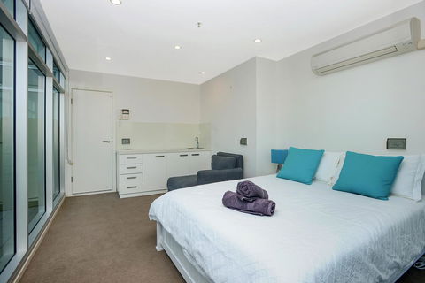 Glenelg Skyline Penthouse - Accommodation Whitsundays 12