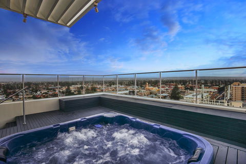 Glenelg Skyline Penthouse - Accommodation Whitsundays 0
