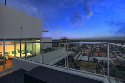 Glenelg Skyline Penthouse - Accommodation Whitsundays 10