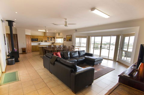 Limestone Ridge - Accommodation Whitsundays 4