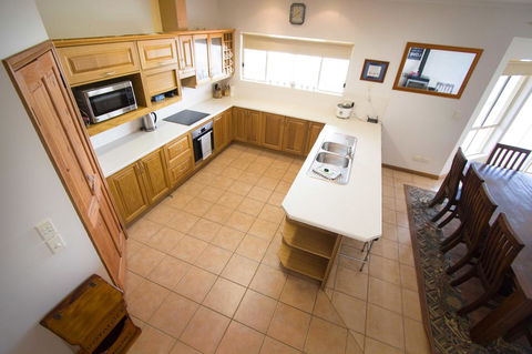 Limestone Ridge - Accommodation Whitsundays 2