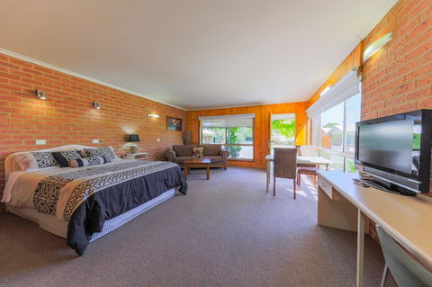 Country Roads Motor Inn Naracoorte - Accommodation Whitsundays 3
