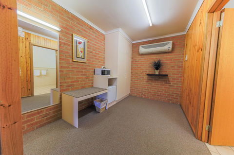 Country Roads Motor Inn Naracoorte - Accommodation Whitsundays 5