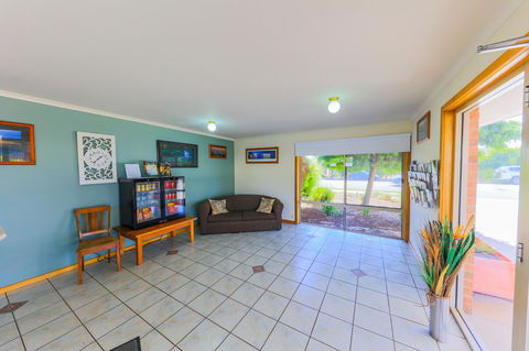 Country Roads Motor Inn Naracoorte - Accommodation Whitsundays 37
