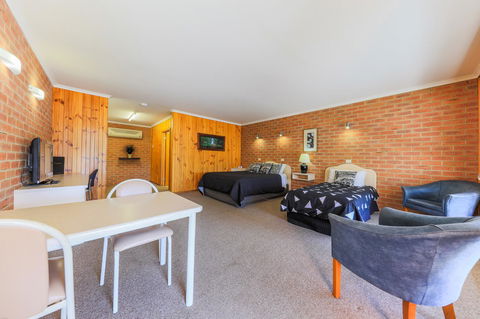 Country Roads Motor Inn Naracoorte - Accommodation Whitsundays 25