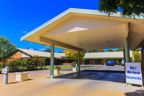 Country Roads Motor Inn Naracoorte - Accommodation Whitsundays 1