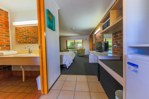 Country Roads Motor Inn Naracoorte - Accommodation Whitsundays 12
