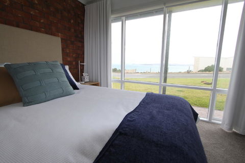 Southern Sands\' Beachfront Apartment - Accommodation Whitsundays 12