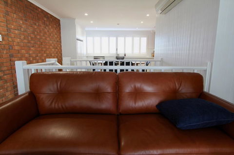 Southern Sands\' Beachfront Apartment - Accommodation Whitsundays 6