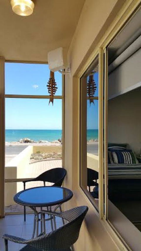 Acaill Accommodation Esplanade Living Self Check-In Self Check-Out - Accommodation Whitsundays 18