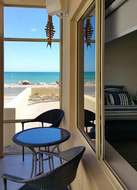 Acaill Accommodation Esplanade Living Self Check-In Self Check-Out - Accommodation Whitsundays 38