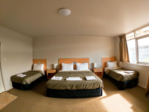Highway One Motel - Accommodation Whitsundays 1