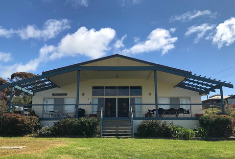 Emu Bay Lodge - Accommodation Whitsundays 0