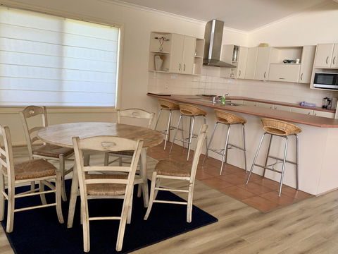 Emu Bay Lodge - Accommodation Whitsundays 12