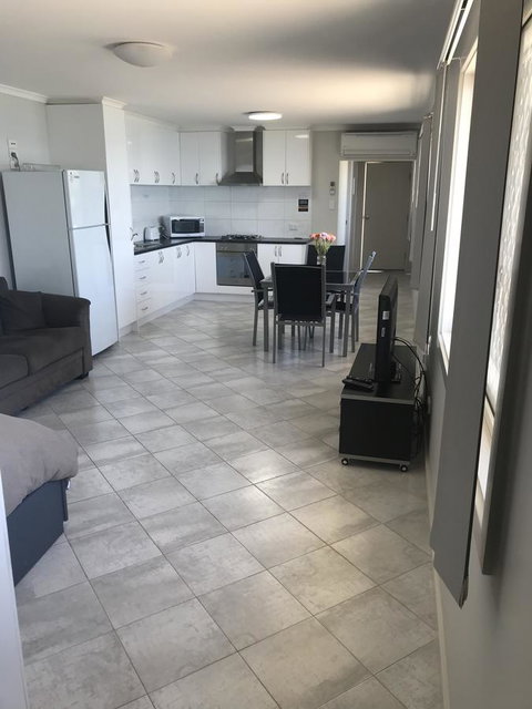 Beachside & Jetty View Apartment 6 - Captain\'s Apt - Accommodation Whitsundays 4