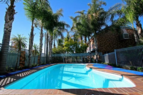 Cattlemans Country Motor Inn & Serviced Apartments - Accommodation Whitsundays 0