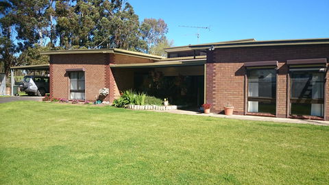 Hilltop Escape - Accommodation Whitsundays 0