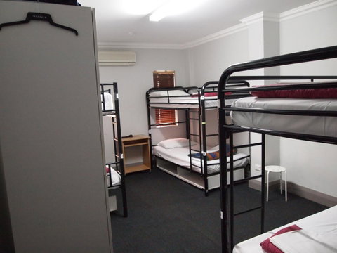 The Emperors Crown Hostel - Accommodation Whitsundays 4