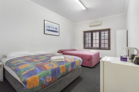 The Emperors Crown Hostel - Accommodation Whitsundays 16