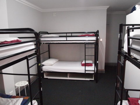 The Emperors Crown Hostel - Accommodation Whitsundays 11
