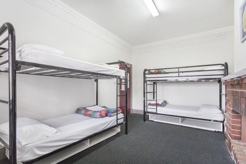 The Emperors Crown Hostel - Accommodation Whitsundays 7