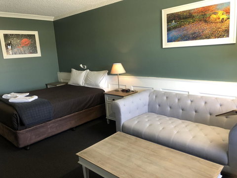 Dog Rock Motel - Accommodation Whitsundays 1