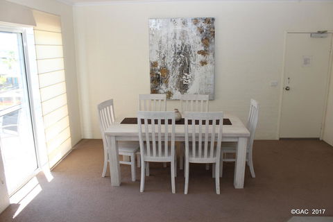 Mollymook Cove Apartments - Accommodation Whitsundays 13