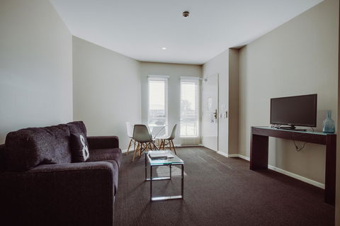 Crossroads Hotel - Accommodation Whitsundays 9