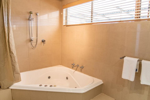 Belmont - Accommodation Whitsundays 11