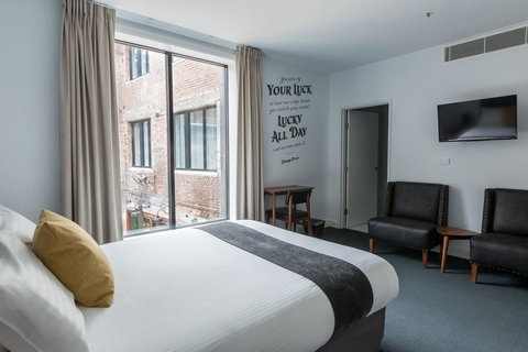 The Lucky Hotel - Accommodation Whitsundays 2