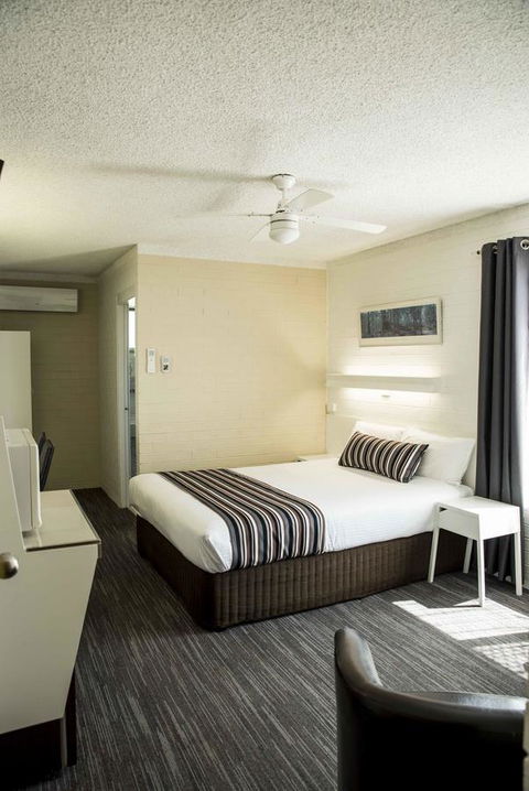 Coastal Bay Motel - Accommodation Whitsundays 35