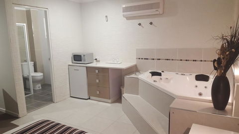 Coastal Bay Motel - Accommodation Whitsundays 40