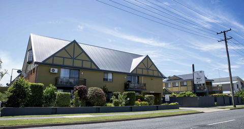 Coastal Bay Motel - Accommodation Whitsundays 0