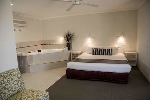 Coastal Bay Motel - Accommodation Whitsundays 26