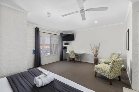 Coastal Bay Motel - Accommodation Whitsundays 12