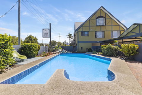 Coastal Bay Motel - Accommodation Whitsundays 1