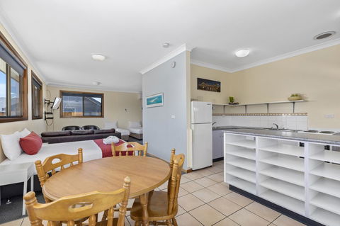 Coastal Bay Motel - Accommodation Whitsundays 9
