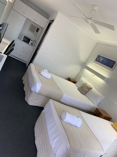 Coastal Bay Motel - Accommodation Whitsundays 34